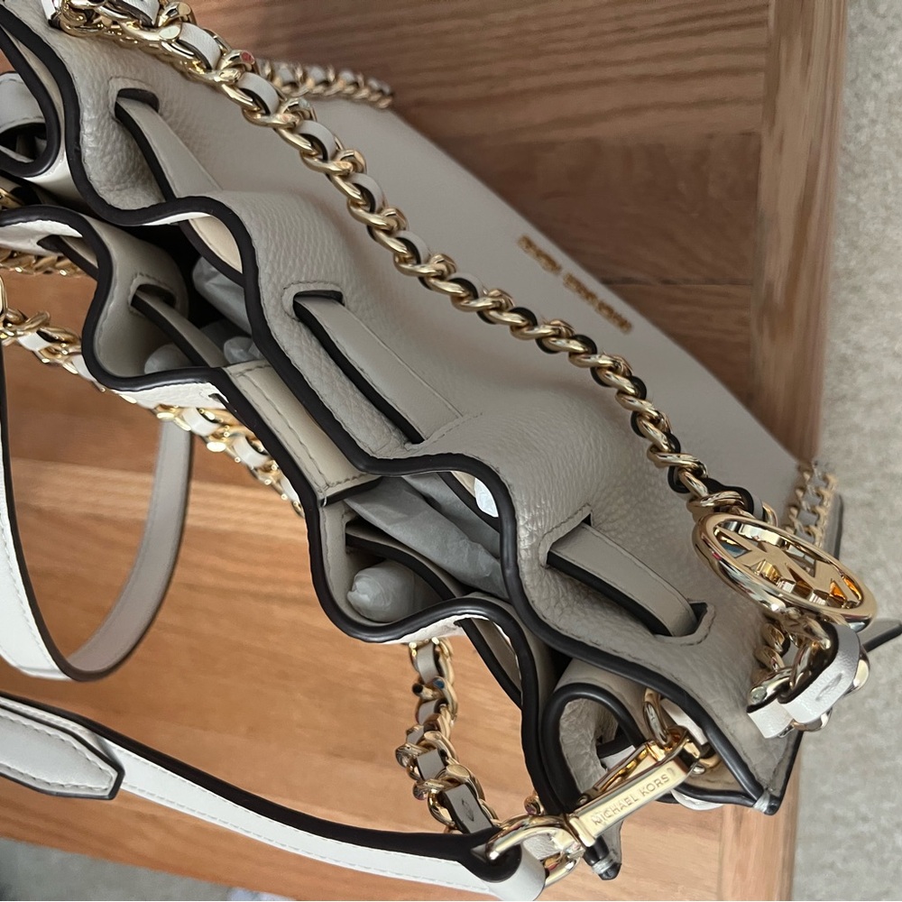 Michael Kors Cream Leather Shoulder Bag with Gold Chain - Picture 3 of 5